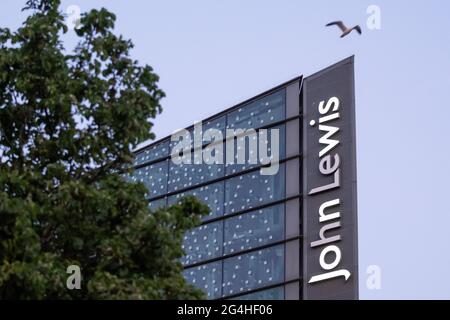 Eine Nahaufnahme des John Lewis-Ladenzeichens in Cardiff, Wales, Großbritannien. Stockfoto