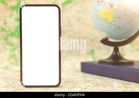 Modernes Mobiltelefon mit leerem weißen Bildschirm auf dem Hintergrund des Globus und Stadtplan, Kopierraum Stockfoto