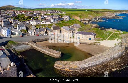 Luftaufnahme von historischen Häfen und Dörfern in Portsoy in Aberdeenshire am Moray Firth, Schottland, Großbritannien Stockfoto