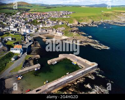 Luftaufnahme von historischen Häfen und Dörfern in Portsoy in Aberdeenshire am Moray Firth, Schottland, Großbritannien Stockfoto