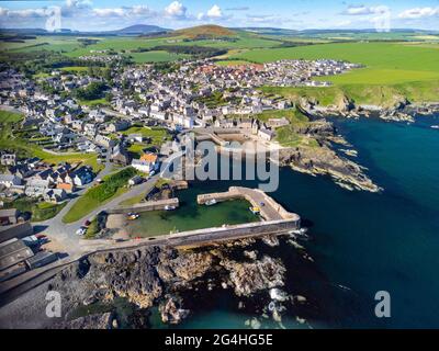 Luftaufnahme von historischen Häfen und Dörfern in Portsoy in Aberdeenshire am Moray Firth, Schottland, Großbritannien Stockfoto