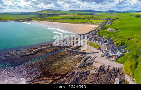 Luftaufnahme von der Drohne des Dorfes Sandend am Moray Firth in Aberdeenshire, Schottland, Großbritannien Stockfoto