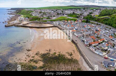 Blick auf den Hafen von Cullen an der Küste von Moray Firth in Moray, Schottland, Großbritannien Stockfoto