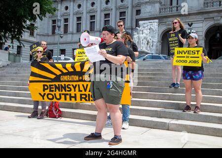 Harrisburg, Usa. Juni 2021. Marielle Miller spricht während einer Kundgebung der Sunrise Movement am 21. Juni 2021 im Pennsylvania State Capitol in Harrisburg, Pennsylvania. Die Kundgebung startete eine 105 Meilen lange, einwöchige Wanderung nach Washington, DC, wo sie sich mit anderen Sunrise-Gruppen treffen und Forderungen an die Biden-Regierung und den Kongress stellen werden. (Foto von Paul Weaver/Sipa USA) Quelle: SIPA USA/Alamy Live News Stockfoto