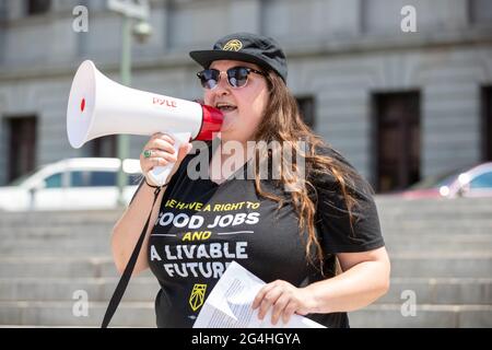 Harrisburg, Usa. Juni 2021. Mary Collier spricht während einer Kundgebung der Sunrise Movement am 21. Juni 2021 im Pennsylvania State Capitol in Harrisburg, Pennsylvania. Die Kundgebung startete eine 105 Meilen lange, einwöchige Wanderung nach Washington, DC, wo sie sich mit anderen Sunrise-Gruppen treffen und Forderungen an die Biden-Regierung und den Kongress stellen werden. (Foto von Paul Weaver/Sipa USA) Quelle: SIPA USA/Alamy Live News Stockfoto