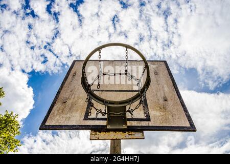 Verwitterter Basketballkorb an einem sonnigen Tag im Sommer Stockfoto