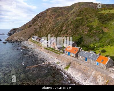 Luftaufnahme von einer Drohne von Häusern im Dorf Crovie an der Küste von Moray Firth in Aberdeenshire, Schottland, Großbritannien Stockfoto