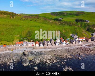 Luftaufnahme von einer Drohne von Häusern im Dorf Crovie an der Küste von Moray Firth in Aberdeenshire, Schottland, Großbritannien Stockfoto