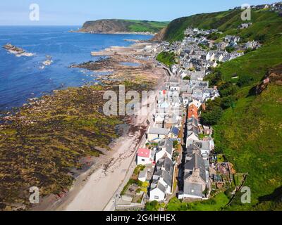 Luftaufnahme von dicht bepackten Cottages in Seatown im historischen Dorf Gardenstown an der Moray firth Coast in Aberdeenshire, Schottland, Großbritannien Stockfoto