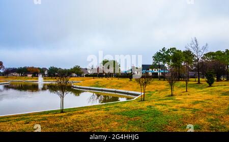 Am frühen Morgen spaziert die Nachbarschaft nach dem Regen. Ein Vorort in Glen Laurel Unterteilung. Sugar Land, Texas. USA. Januar 2021. Stockfoto