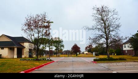 Am frühen Morgen spaziert die Nachbarschaft nach dem Regen. Ein Vorort in Glen Laurel Unterteilung. Sugar Land, Texas. USA. Januar 2021. Stockfoto