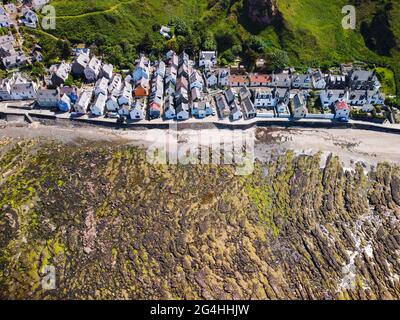 Luftaufnahme von dicht bepackten Cottages in Seatown im historischen Dorf Gardenstown an der Moray firth Coast in Aberdeenshire, Schottland, Großbritannien Stockfoto