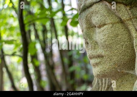 NORDBÖHMEN, TSCHECHIEN, JUNI 06 2021, Porträt eines in den Fels gehauenen heiligen. Stockfoto