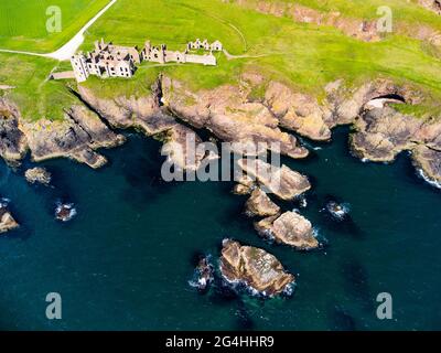 Luftaufnahme von der Drohne von Slains Castle auf Klippen oberhalb von Moray Firth in der Nähe von Cruden Bay in Aberdeenshire, Schottland, Großbritannien Stockfoto