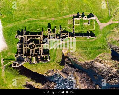 Luftaufnahme von der Drohne von Slains Castle auf Klippen oberhalb von Moray Firth in der Nähe von Cruden Bay in Aberdeenshire, Schottland, Großbritannien Stockfoto