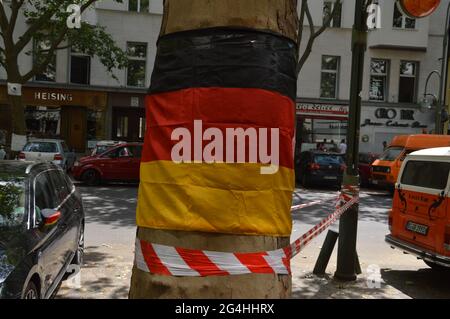 Deutsche Flagge hing an einem Baum in der Rankestraße in Berlin - 21. Juni 2021 Stockfoto