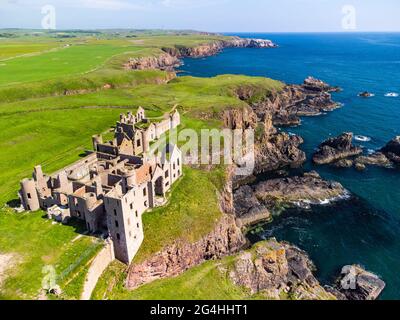 Luftaufnahme von der Drohne von Slains Castle auf Klippen oberhalb von Moray Firth in der Nähe von Cruden Bay in Aberdeenshire, Schottland, Großbritannien Stockfoto