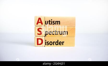 ASD, Symbol für Autismus-Spektrum-Störung. Holzblöcke mit den Worten „ASD, Autismus-Spektrum-Störung“. Schöner weißer Hintergrund. Medizin und ASD, Autismus sp Stockfoto