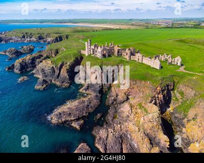 Luftaufnahme von der Drohne von Slains Castle auf Klippen oberhalb von Moray Firth in der Nähe von Cruden Bay in Aberdeenshire, Schottland, Großbritannien Stockfoto