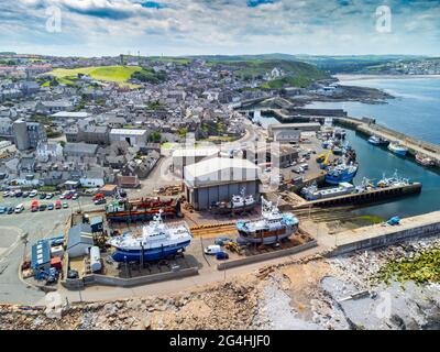 Luftaufnahme von der Drohne des Hafens und der Werften bei Macduff an der Küste von Moray Firth in Aberdeenshire, Schottland, Großbritannien Stockfoto