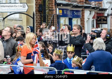 Blue Peter-Moderatorin Helen Skelton mit Kindern vor Windsor Castle während der Zeremonie zur Feier des Diamantenjubiläums von Königin Elizabeth. Filmen Stockfoto