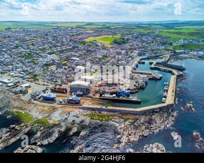 Luftaufnahme von der Drohne des Hafens und der Werften bei Macduff an der Küste von Moray Firth in Aberdeenshire, Schottland, Großbritannien Stockfoto