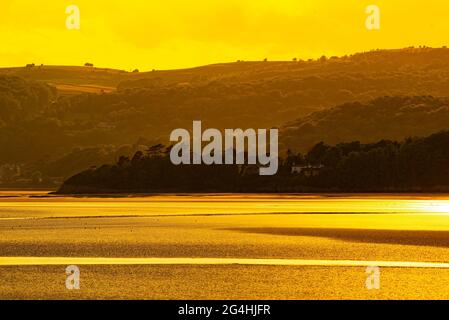 Grange-over-Sands, Cumbria, Großbritannien. Juni 2021. Ein schöner Sonnenuntergang am längsten Tag in Grange-over-Sands, Cumbria, Großbritannien Credit: John Eveson/Alamy Live News Stockfoto