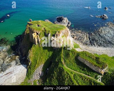 Luftaufnahme von der Drohne der Ruinen von Findlater Castle am Moray Firth in Aberdeenshire, Schottland, Großbritannien Stockfoto