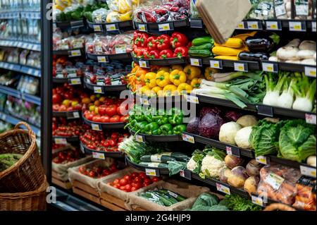 Eine Auswahl an Obst und Gemüse, die in einem lokalen Supermarkt in Sussex, Großbritannien, verkauft werden Stockfoto
