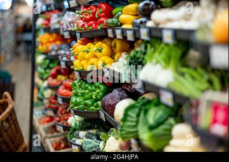 Eine Auswahl an Obst und Gemüse, die in einem lokalen Supermarkt in Sussex, Großbritannien, verkauft werden Stockfoto