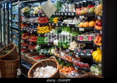 Eine Auswahl an Obst und Gemüse, die in einem lokalen Supermarkt in Sussex, Großbritannien, verkauft werden Stockfoto