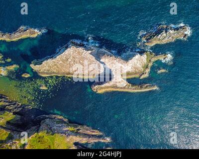 Luftaufnahme von der Drohne des Bow Fiddle Rock in Portknockie am Moray Firth in Moray, Schottland, Großbritannien Stockfoto