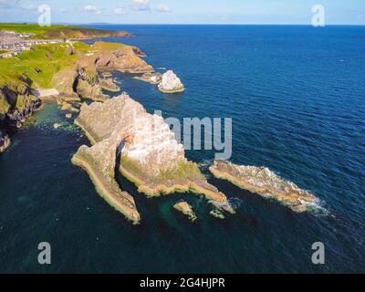 Luftaufnahme von der Drohne des Bow Fiddle Rock in Portknockie am Moray Firth in Moray, Schottland, Großbritannien Stockfoto