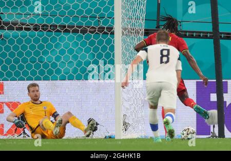 St. Petersburg, Russland. Juni 2021. Fußball: Europameisterschaft, Finnland - Belgien, Vorrunde, Gruppe B, Matchday 3 im St. Petersburg Stadium. Der belgische Dedryck Boyata und der finnische Robin Lod (8) im Einsatz vor Finnlands Torwart Lukas Hradecky. Quelle: Igor Russak/dpa/Alamy Live News Stockfoto