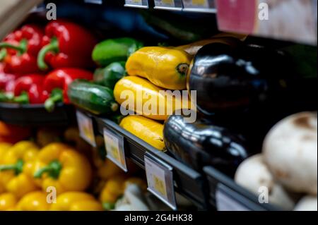 Auberginen oder Auberginen werden in einem lokalen Supermarkt verkauft. Stockfoto