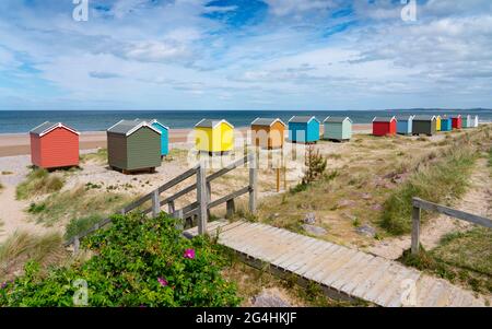 Bunte Strandhütten am Strand von Findhorn in Moray, Morayshire, Schottland, Großbritannien Stockfoto