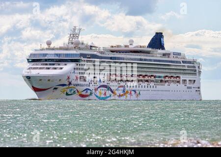 Das Norwegian Cruise Line-Kreuzschiff Norwegian Star auf Southampton Water - Juni 2020 Stockfoto