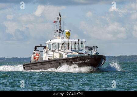 Das Pilotboot SD Solent Racer transportiert die Piloten der Admiralität zu den Schiffen, die am Marinestützpunkt Portsmouth - Juli 2020 - zu Besuch sind Stockfoto