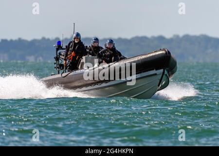 Ein Ministerium für Verteidigung Polizei RIB, die Sicherheit für Marineschifffahrt Bewegungen in Portsmouth - Juli 2020 Stockfoto