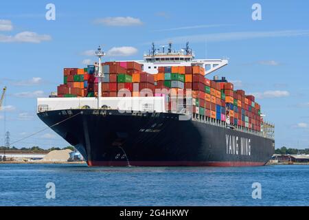 Die chinesische Yang Ming Containerschiff YM Wellness Ankunft im Hafen von Southampton - Juli 2020 Stockfoto