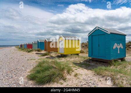 Bunte Strandhütten am Strand von Findhorn in Moray, Morayshire, Schottland, Großbritannien Stockfoto