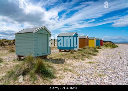 Bunte Strandhütten am Strand von Findhorn in Moray, Morayshire, Schottland, Großbritannien Stockfoto