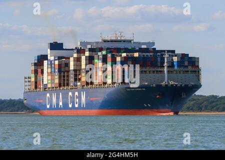 Das CMA CGM Containerschiff CMA CGM Zheng He aus dem Hafen von Southampton - Juli 2020 Stockfoto