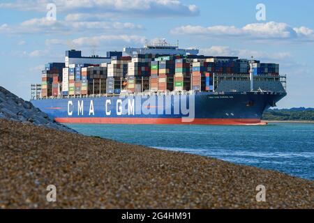 Das CMA CGM Containerschiff CMA CGM Zheng He aus dem Hafen von Southampton - Juli 2020 Stockfoto