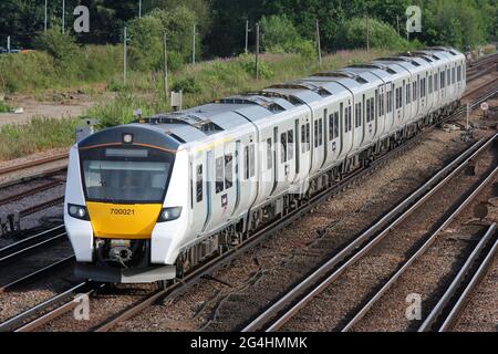 Ein Govia Thameslink Class 700 Desiro City Personenzug nähert sich dem Bahnhof am Flughafen Gatwick Stockfoto