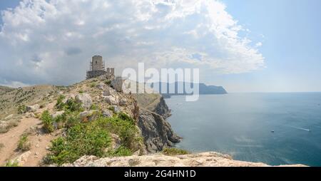 Blick auf die Küste mit genuesischer Festung auf der Klippe vom Eingang zum Balaklava-Einlass in Richtung Kap Aya, Sewastopol, Krim. Stockfoto