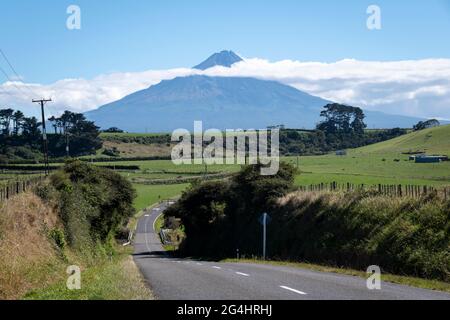 Landstraße zum Mount Taranaki, in der Nähe von Eltham, Taranaki, Nordinsel, Neuseeland Stockfoto