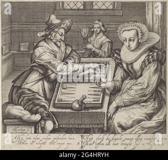 . Auf einem Tisch in einem Raum ist ein elegant gekleidetes Paar Backgammon zum Spielen. Sie spielen Geld. Auf dem Tisch die Stokkebeurs. Die Dame hat die Würfel in der Hand. Dritter Druck aus einer Serie von vier Stück. Stockfoto