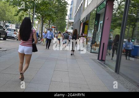 Sommer-Straßenszene in der Tauentzienstraße in Berlin, Deutschland - 21. Juni 2021 Stockfoto