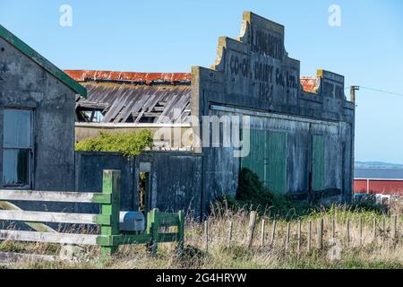 Verlassene Milchfabrik in der Nähe von Stratford, Taranaki, Nordinsel, Neuseeland Stockfoto